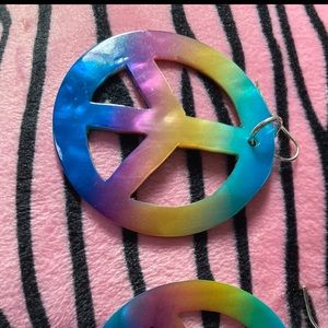 Vintage 1970’s 1” Shell peace ☮️ earrings